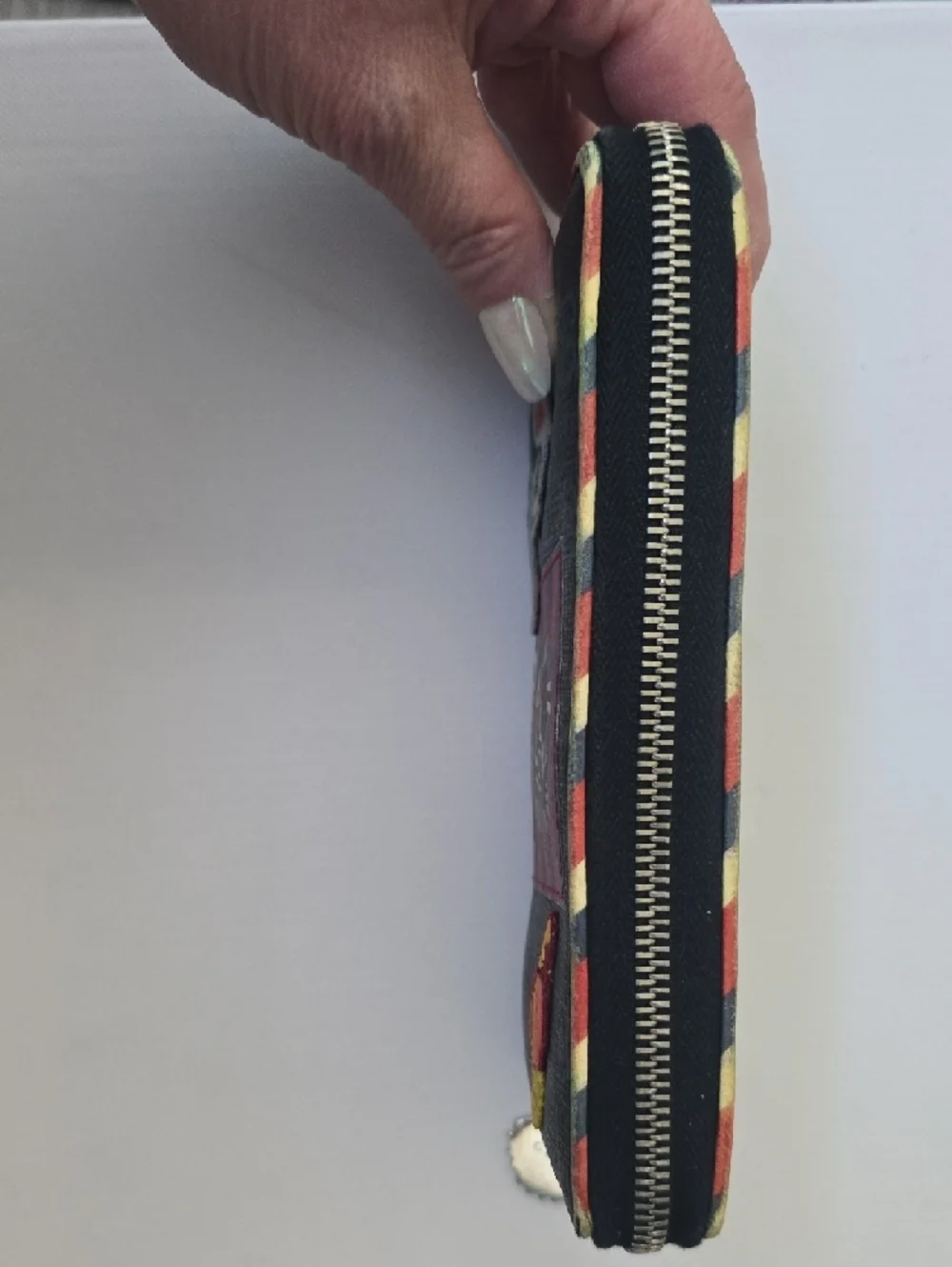Gucci Black Logo Zip-Around Wallet with Rainbow UFO Patch - Picture 4 of 10